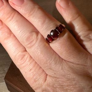 10k gold and garnet 5 stone ring, size 6.5